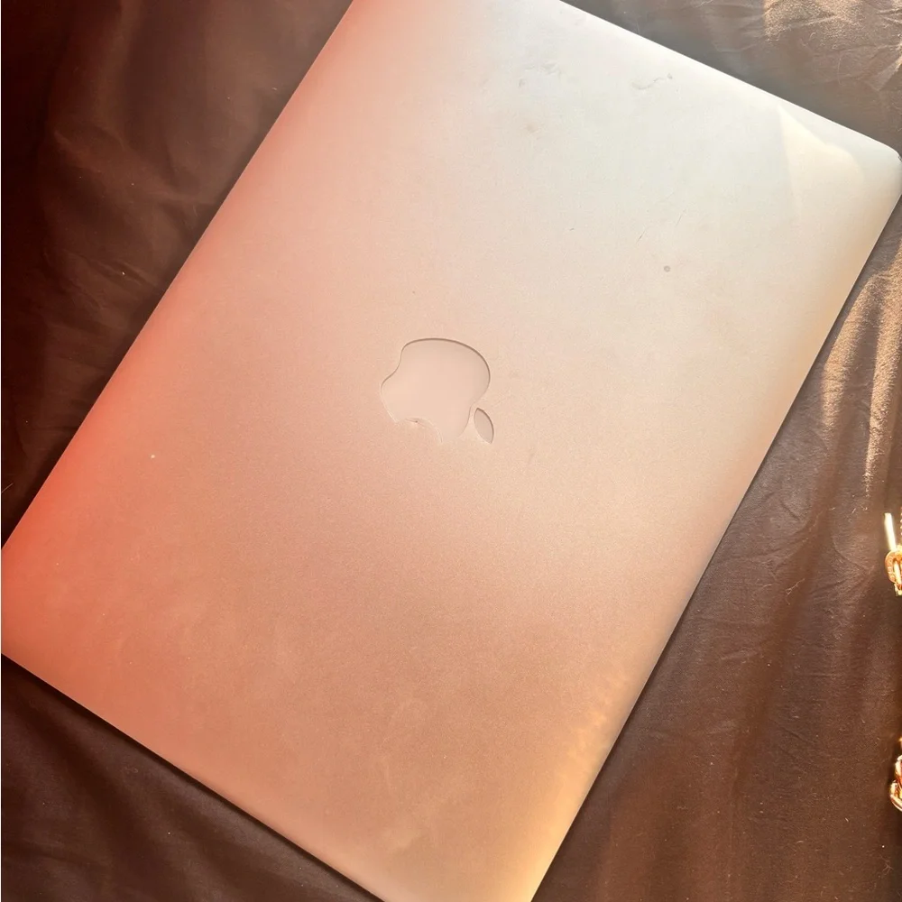 Apple MacBook AIR in Sleek Silver 13inch (no scratches or dents clean slate)